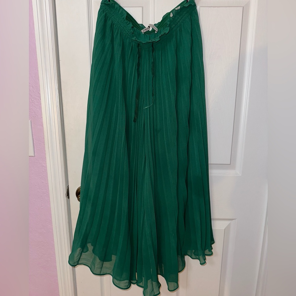 Flowing green pants from Zara